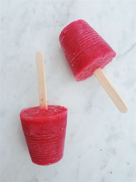 Palito helado Paleta de frutilla o la fruta de estación que elijas