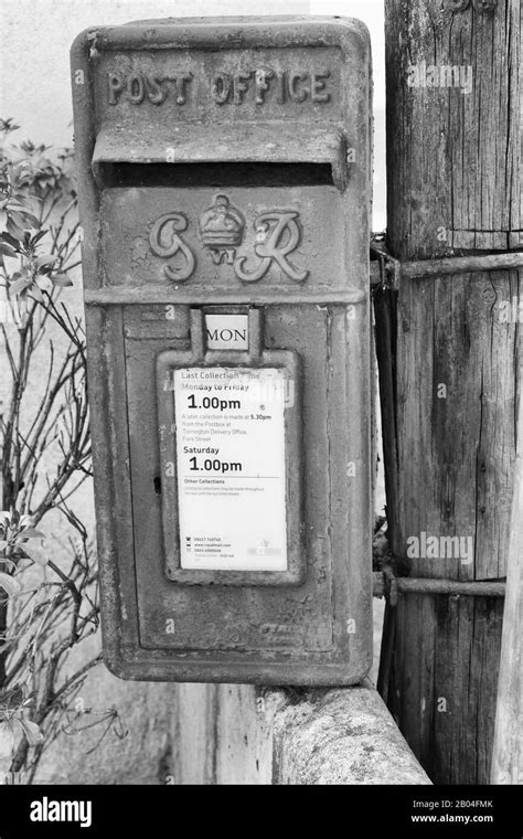 King George Small Post Box Stock Photo Alamy