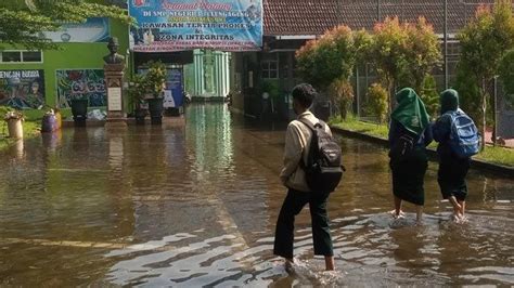 Gara Gara Sekolah Terendam Banjir SMPN 3 Tulungagung Terpaksa