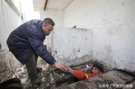 一组农村旱厕的照片，比印度还脏还臭农村旱厕印度新浪新闻