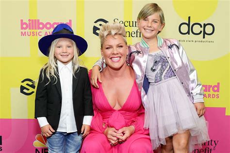 Pink And Daughter Willow 10 Sing Hanukkah Blessing In Sweet Video