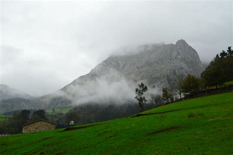 Valle de Atxondo Mañana lluviosa nubes bajas sobre el Amb Flickr