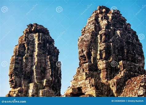 Caras Del Templo Antiguo De Bayon En Angkor Wat Foto De Archivo