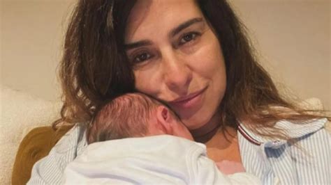 Fernanda Paes Leme celebra primeiro mês da filha e decora bolo veja as