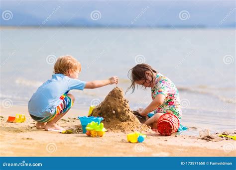 Enfants Qui Jouaient Sur La Plage Jeux Pour Enfants En Mer Photo Stock