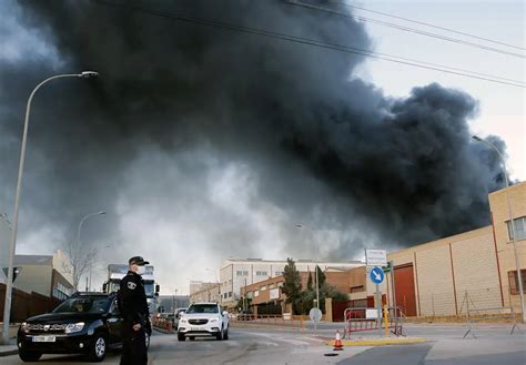 En Imágenes El Impresionante Incendio De Una Fábrica De Químicos Que