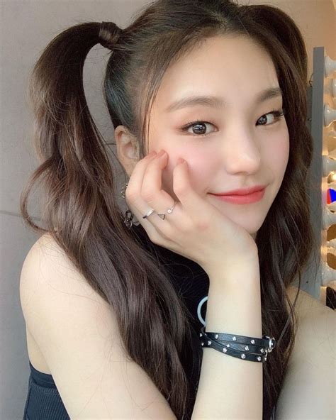 8 Ide Styling Rambut Panjang Ala Yeji Itzy Tampil Stunning