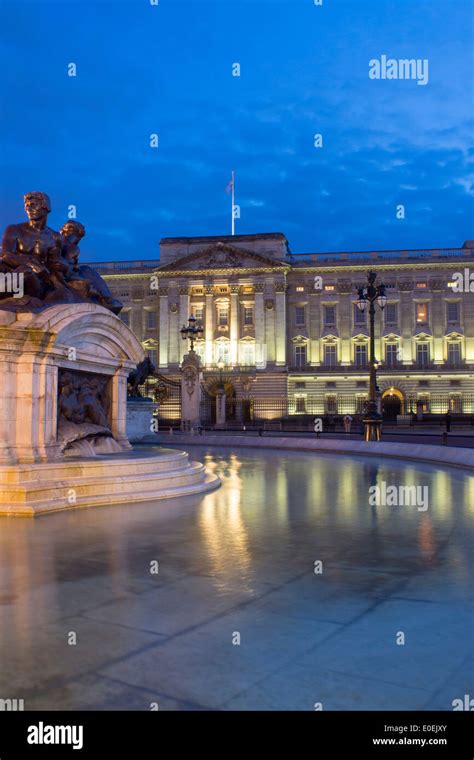 Buckingham Palast In Der Nacht Mit Victoria Memorial Statuen Spiegelt