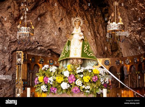 La Santina Virgen En La Santa Cueva Santuario De Covadonga Asturias