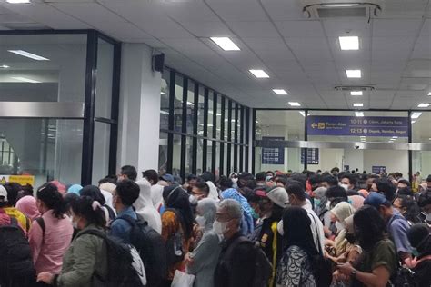 Pengguna KRL Jabodetabek Hari Senin Diprediksi 800 000 Orang KCI