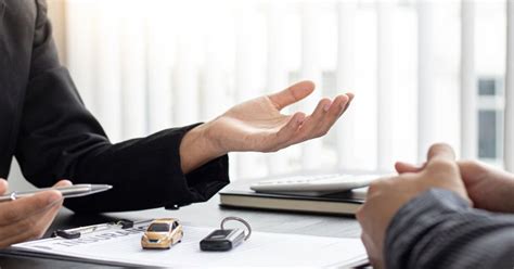 Ngành học hot nhất NEU tốt nghiệp chỉ sau năm tiếng anh lương cao ngất ngưởng lên