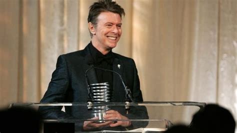 David Bowie annonce la sortie d un best of avec un morceau inédit de