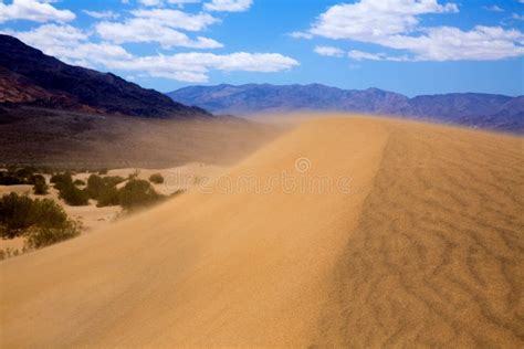 Desierto De Las Dunas Del Mesquite En Tempestad De Arena Del Viento De