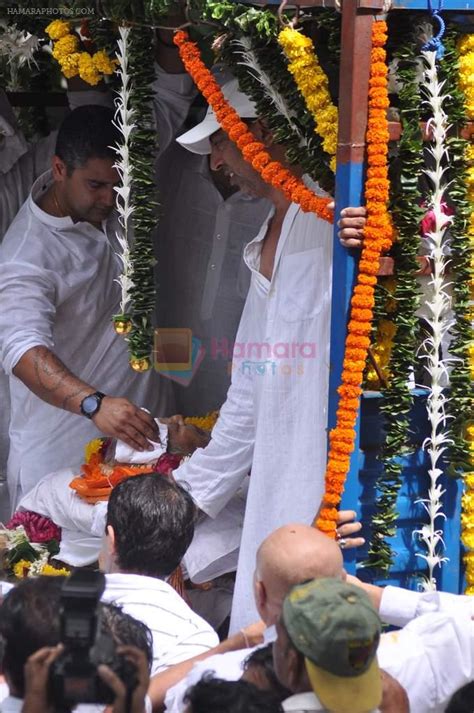 Vindu Dara Singh At Dara Singh Funeral In Mumbai On 12th July 2012