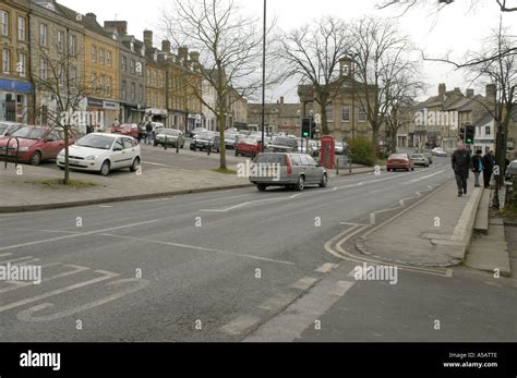 Chipping Norton town centre and town hall Stock Photo - Alamy