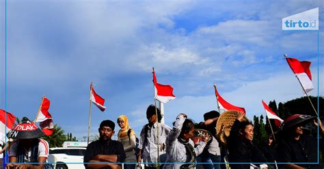 Menuntut Jokowi Mendengarkan Ibu Bumi Petani Kendeng