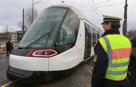 Video Strasbourg Le Tram De La Ligne D Passe Le Rhin Pour La Première