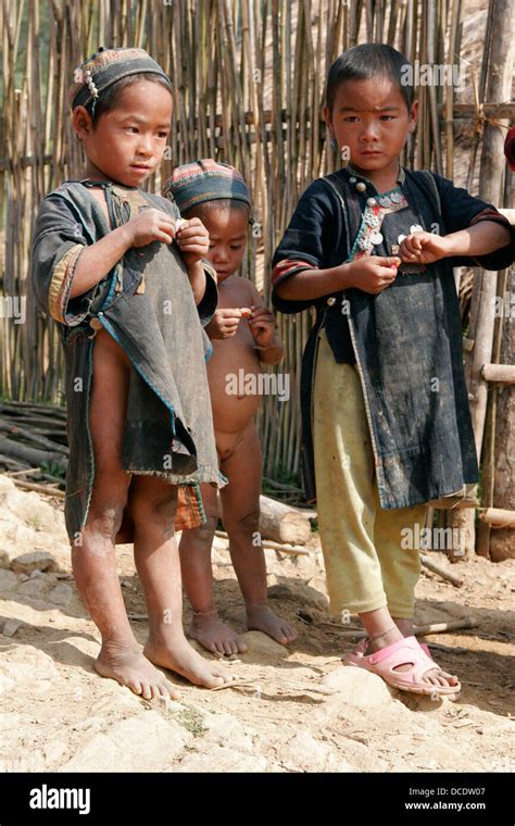 Akha ethniques enfants vêtus de vêtements traditionnels dans un village