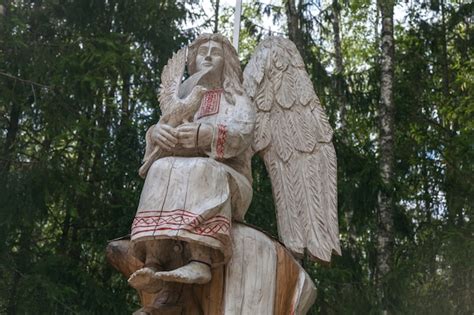 Esculturas de madera nacionales bielorrusas en el bosque ángel de