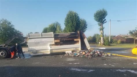 Un Camion Du Smd Prend Feu Pendant Sa Tourn E Dans Une Commune De