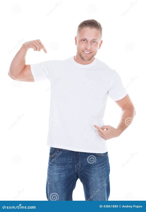 Homem Que Aponta Em Seu T Shirt Branco Vazio Foto De Stock Imagem De