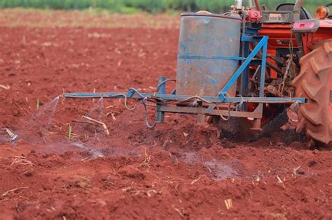 Pulverizador De Tractor Para La Agricultura Foto Premium