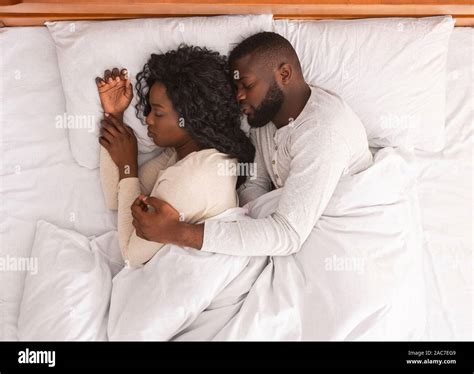 Heiraten In Afrika Paar Schlafen Im Bett Und Kuscheln Ansicht Von Oben