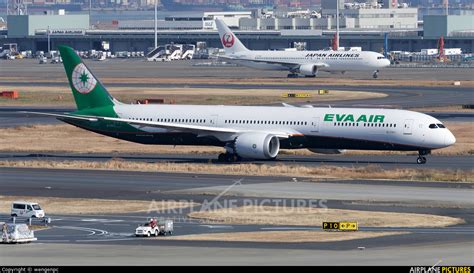 B Eva Air Boeing Dreamliner At Tokyo Haneda Intl