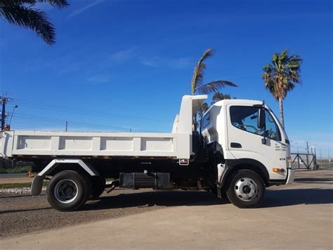 2010 HINO 816 300 SERIES VERY LOW KM S TRUCK MANUAL TIPPER