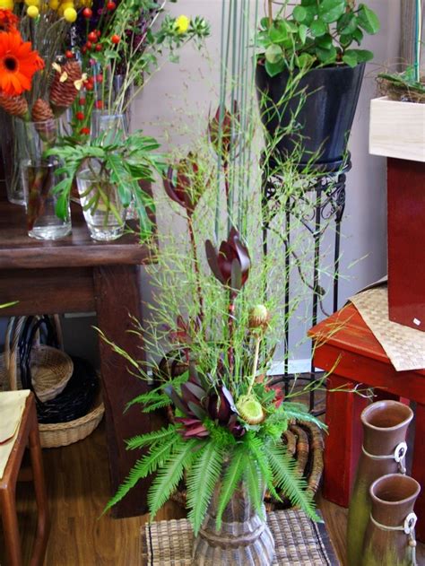 Emu Feather And Umbrella Fern Used In This Arrangement Modern Flower Arrangements Flower