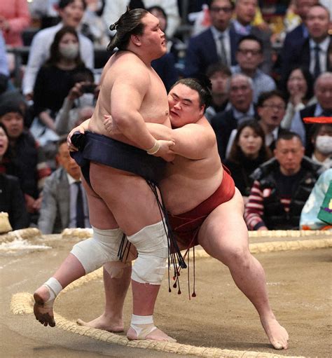 ＜大相撲春場所6日目＞照ノ富士（左）を寄り切りで破る隆の勝（撮影・北條 貴史） ― スポニチ Sponichi Annex スポーツ