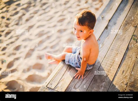 Persona Seduta Sulla Spiaggia Immagini E Fotos Stock Alamy