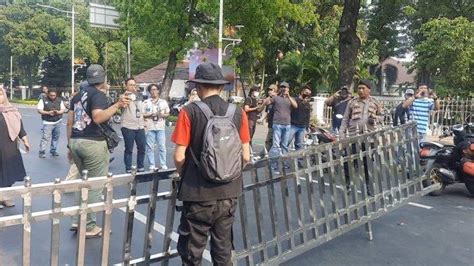 Pagar Dan Gerbang Balai Kota Dirusak Massa Kasat Pol Pp Semua