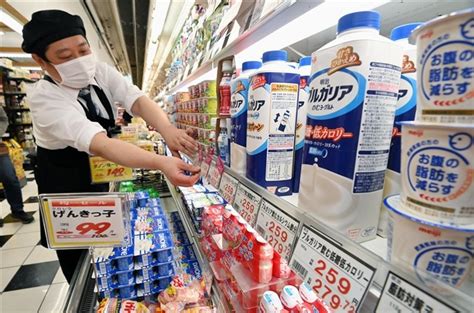 乳製品が並ぶスーパーの売り場。多くが値上げされた＝3日午後、福岡市東区の「エムズ美和台店」（撮影・星野楽） 自転車にヘルメット、マイナ保険