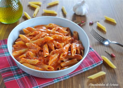 PENNE FILANTI AL POMODORO E SCAMORZA Primo Piatto Appetitoso