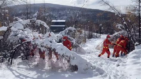 突降大雪！黑龙江大兴安岭部分道路阻塞 森林消防紧急出动凤凰网视频凤凰网