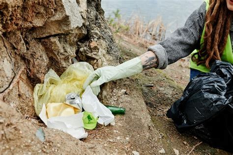 Voluntario Recogiendo Basura Foto Premium