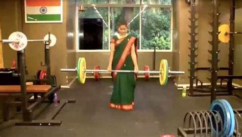 Superwoman In Saree Pune Doctor Does Push Ups Lifts Weight Effortlessly In 9 Yard Outfit