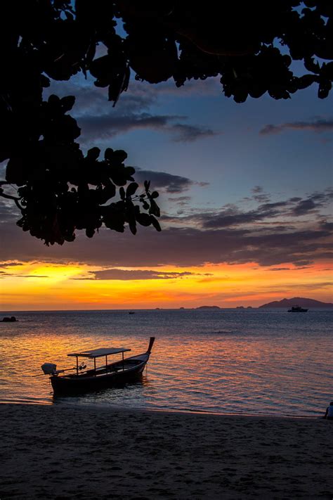 Couché De Soleil Sur Sunset Beach à Koh Lipe Plages Mer Bateaux