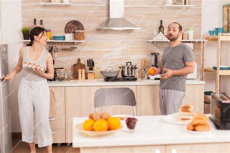 Esposa Sacando Huevos Del Refrigerador Para Preparar El Desayuno Para