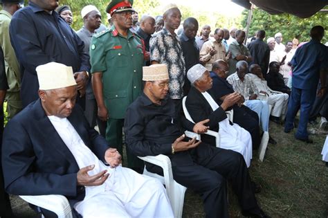 Picha Rais Kikwete Aongoza Mamia Ya Waombolezaji Katika Mazishi Ya