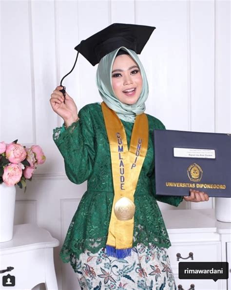 Tutorial Hijab Kebaya Wisuda Simpel Dan Elegan – Ragam Muslim