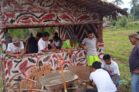 OMG Bergotong Royong Memperbaiki Posko Pemuda Batak Bersatu Di Karo