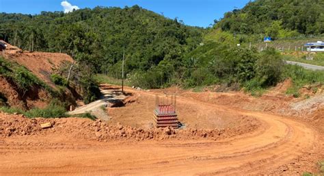 Obras de terraplanagem do terreno da ETA Cristalina avançam em Brusque