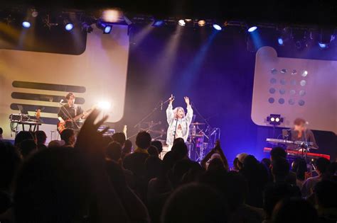 ロザリーナ、“2年ぶりの再会”にふさわしい会心の15曲ワンマンライブ『ロザパーリーナイト』レポート＆終演後インタビュー｜リーズンルッカ