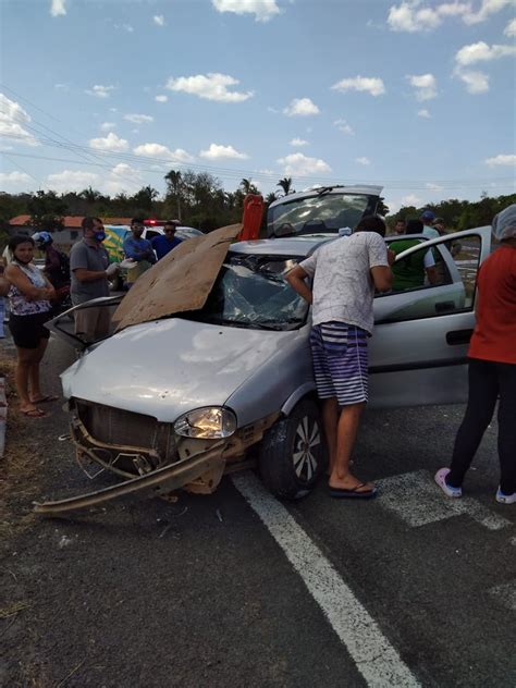 Idoso morre e jovem fica ferida após colisão entre carros na BR 316 em