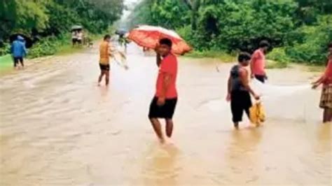 Flood In Bihar पश्चिम चंपारण में बाढ़ का कहर सड़क पर लगा दो फुट पानी