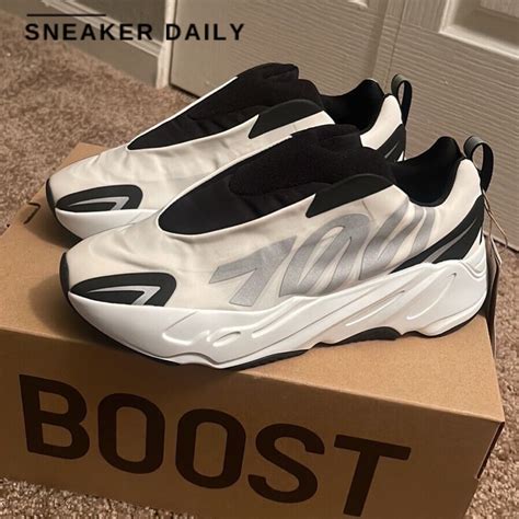 Giày Adidas Yeezy Boost 700 Mnvn Laceless Analog Ig4798