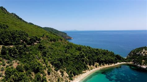 Vistas A Reas De Drones Sobre Uma Costa Rochosa Guas Cristalinas Do