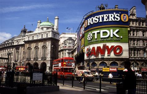 File:Piccadilly circus 1992 07.jpg - Wikimedia Commons